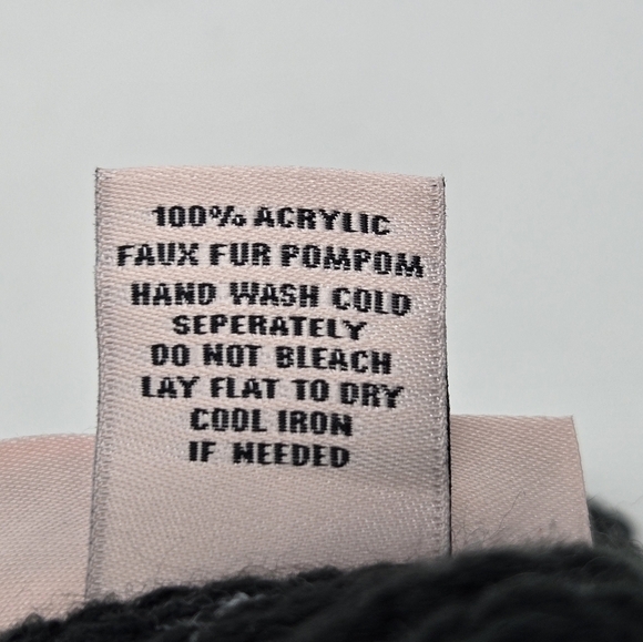 NWT JUICY COUTURE BLACK & WHITE POM POM BEANIE HAT KNITWEAR WOMEN OS CROCHET - Picture 11 of 13